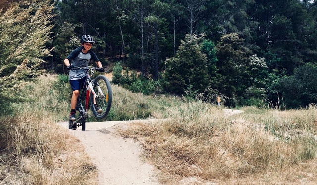 sikker cykling med hjelm